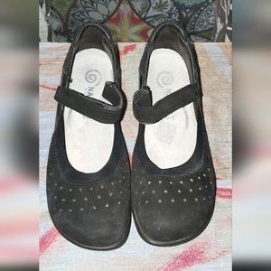 LN  NAOT Mary Jane's Size 8